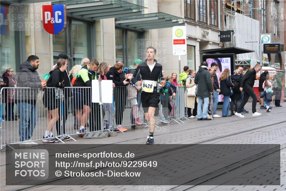 05.10.2025 - 20. swb-Marathon Bremen Strokosch-Dieckow http://msf.ph/oto/9229649 05.10.2025 10:36:42 Ziel 9429, 9480, 9429, 9480 meine-sportfotos.de