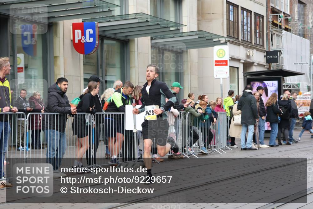 05.10.2025 - 20. swb-Marathon Bremen Strokosch-Dieckow http://msf.ph/oto/9229657 05.10.2025 10:36:42 Ziel 9429, 9480, 9429, 9480 meine-sportfotos.de
