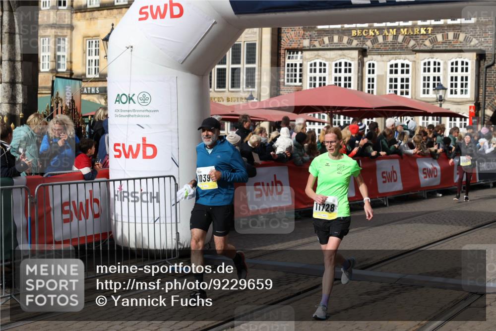 05.10.2025 - 20. swb-Marathon Bremen Yannick Fuchs http://msf.ph/oto/9229659 05.10.2025 10:59:35 Ziel 9635, 9737, 10391, 10809, 11657, 11728 meine-sportfotos.de