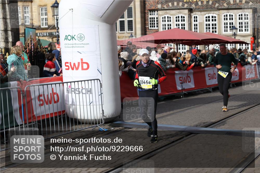 05.10.2025 - 20. swb-Marathon Bremen Yannick Fuchs http://msf.ph/oto/9229666 05.10.2025 11:02:20 Ziel 9363, 9426, 10301, 10508, 11014, 11340, 11454, 11646 meine-sportfotos.de