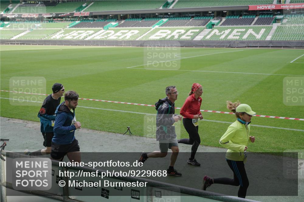 05.10.2025 - 20. swb-Marathon Bremen Michael Burmester http://msf.ph/oto/9229668 05.10.2025 10:28:22 Laufen im Stadion 1138, 7414, 9200, 9206, 9207, 9216, 9222, 9223, 9244, 9293, 9298, 9366, 9377, 9397, 9404, 9406, 9413, 9546, 9562, 9665, 9706, 9810, 9955, 10047, 10109, 10131, 10177, 10211, 10266, 10268, 10303, 10319, 10350, 10382, 10428, 10509, 10519, 10661, 10667, 10676, 10688, 10789, 10850, 10858, 10875, 10931, 10953, 10973, 11104, 11167, 11189, 11244, 11248, 11268, 11299, 11327, 11330, 11357, 11462, 11498, 11513, 11561, 11579, 11628, 11705, 9339, 9670, 10452, 10637, 10676 meine-sportfotos.de