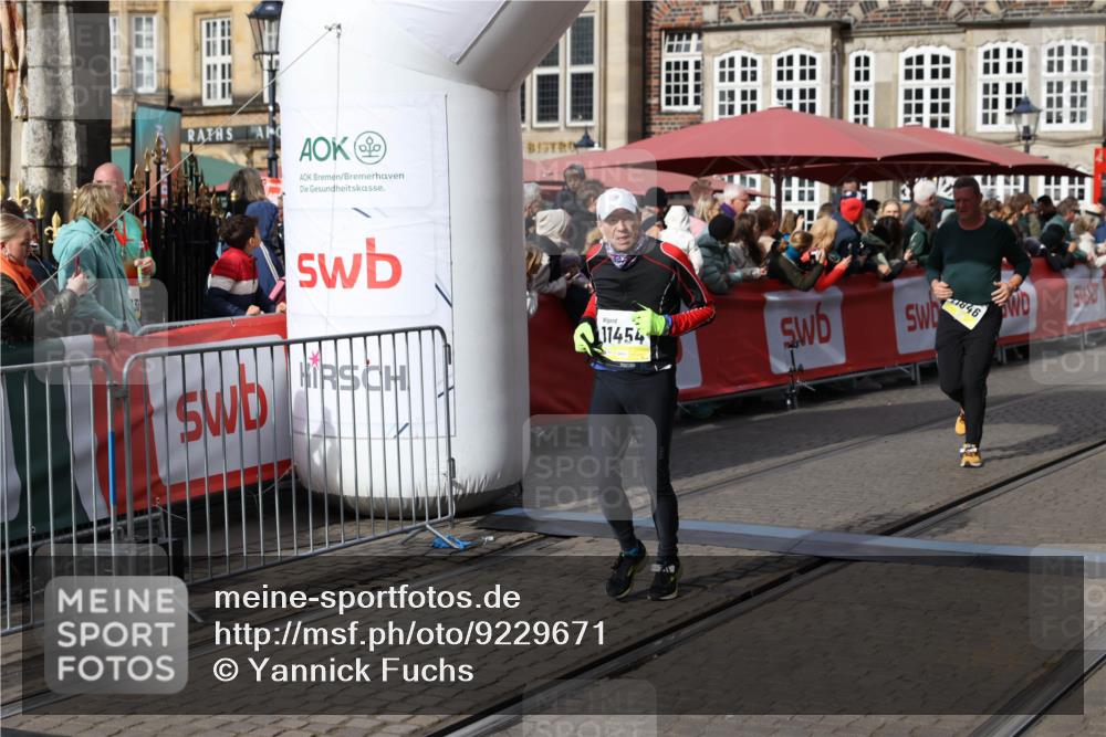 05.10.2025 - 20. swb-Marathon Bremen Yannick Fuchs http://msf.ph/oto/9229671 05.10.2025 11:02:20 Ziel 9363, 9426, 10301, 10508, 11014, 11340, 11454, 11646 meine-sportfotos.de