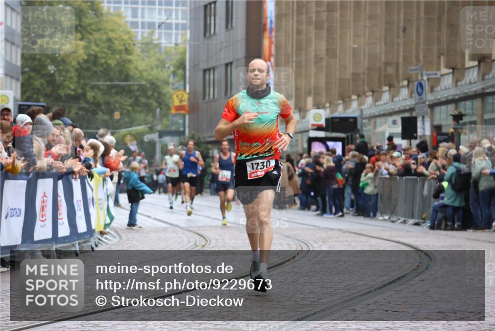 05.10.2025 - 20. swb-Marathon Bremen Strokosch-Dieckow http://msf.ph/oto/9229673 05.10.2025 12:28:32 Ziel 1730 meine-sportfotos.de