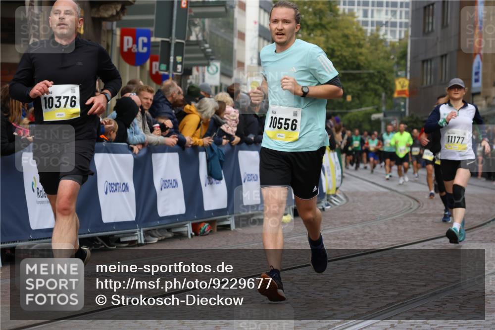 05.10.2025 - 20. swb-Marathon Bremen Strokosch-Dieckow http://msf.ph/oto/9229677 05.10.2025 10:51:23 Ziel 10321, 10376, 10556, 11177 meine-sportfotos.de