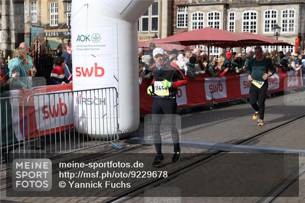 05.10.2025 - 20. swb-Marathon Bremen Yannick Fuchs http://msf.ph/oto/9229678 05.10.2025 11:02:20 Ziel 9363, 9426, 10301, 10508, 11014, 11340, 11454, 11646 meine-sportfotos.de