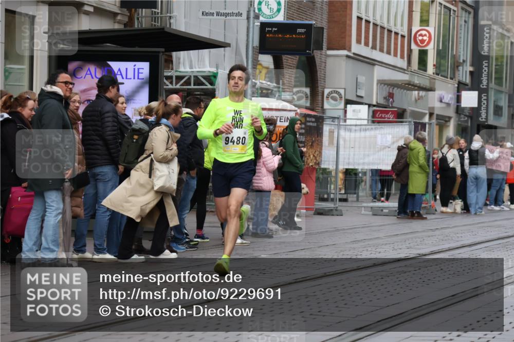 05.10.2025 - 20. swb-Marathon Bremen Strokosch-Dieckow http://msf.ph/oto/9229691 05.10.2025 10:36:52 Ziel 9480, 9565, 10704, 11213, 9480, 9565, 10704, 11213 meine-sportfotos.de
