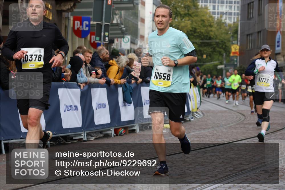 05.10.2025 - 20. swb-Marathon Bremen Strokosch-Dieckow http://msf.ph/oto/9229692 05.10.2025 10:51:23 Ziel 10321, 10376, 10556, 11177 meine-sportfotos.de