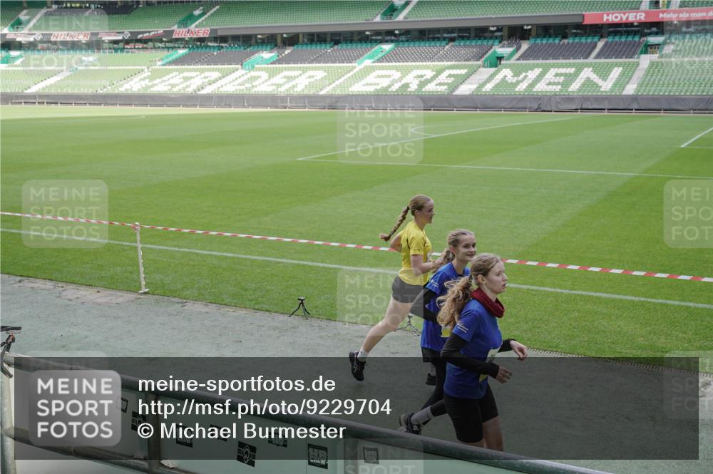 05.10.2025 - 20. swb-Marathon Bremen Michael Burmester http://msf.ph/oto/9229704 05.10.2025 10:28:24 Laufen im Stadion 1138, 7414, 9200, 9206, 9207, 9216, 9222, 9223, 9244, 9293, 9298, 9366, 9377, 9397, 9404, 9406, 9413, 9546, 9562, 9665, 9706, 9810, 9955, 10047, 10109, 10131, 10177, 10211, 10266, 10268, 10303, 10319, 10350, 10382, 10428, 10509, 10519, 10661, 10667, 10688, 10789, 10850, 10858, 10875, 10931, 10953, 10973, 11104, 11189, 11244, 11248, 11268, 11299, 11327, 11330, 11357, 11462, 11498, 11513, 11561, 11579, 11628, 11705, 10452, 10637, 10676, 11167 meine-sportfotos.de