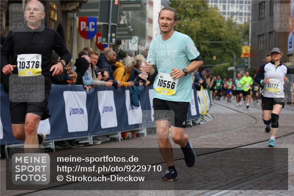 05.10.2025 - 20. swb-Marathon Bremen Strokosch-Dieckow http://msf.ph/oto/9229710 05.10.2025 10:51:23 Ziel 10321, 10376, 10556, 11177 meine-sportfotos.de
