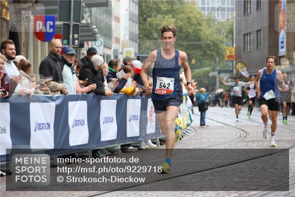05.10.2025 - 20. swb-Marathon Bremen Strokosch-Dieckow http://msf.ph/oto/9229718 05.10.2025 12:28:41 Ziel 542, 2053, 2159 meine-sportfotos.de