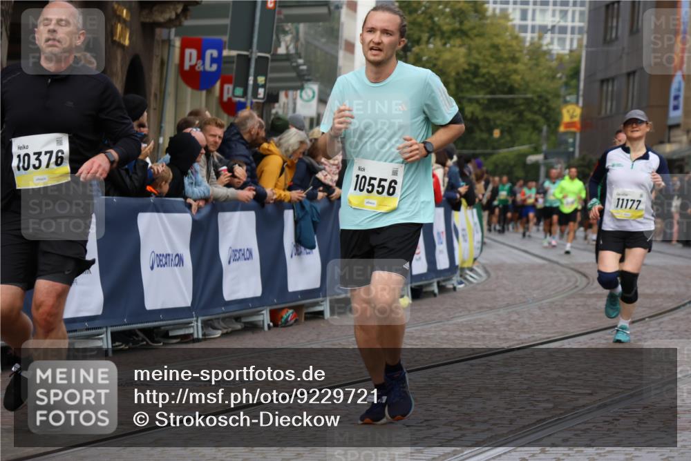 05.10.2025 - 20. swb-Marathon Bremen Strokosch-Dieckow http://msf.ph/oto/9229721 05.10.2025 10:51:23 Ziel 10321, 10376, 10556, 11177 meine-sportfotos.de