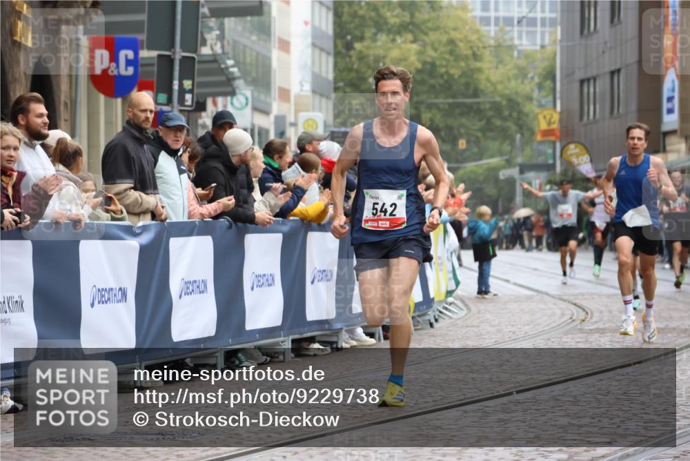 05.10.2025 - 20. swb-Marathon Bremen Strokosch-Dieckow http://msf.ph/oto/9229738 05.10.2025 12:28:41 Ziel 542, 2053, 2159 meine-sportfotos.de