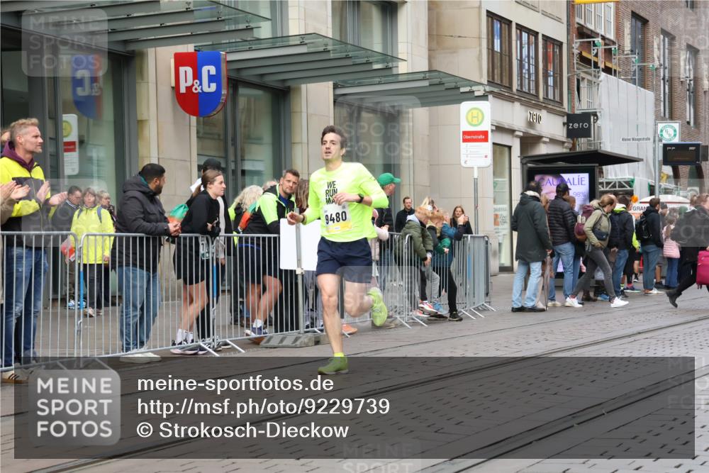 05.10.2025 - 20. swb-Marathon Bremen Strokosch-Dieckow http://msf.ph/oto/9229739 05.10.2025 10:36:54 Ziel 9480, 9565, 10704, 11213, 9480, 9565, 10704, 11213 meine-sportfotos.de
