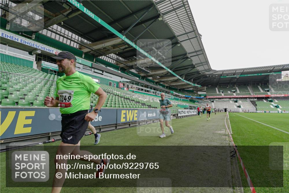 05.10.2025 - 20. swb-Marathon Bremen Michael Burmester http://msf.ph/oto/9229765 05.10.2025 12:43:59 Laufen im Stadion 288, 329, 548, 577, 706, 1196, 1992, 2092, 2249, 2967, 3435, 3580, 4369, 4422, 4631, 4867, 5014, 5287, 5495, 5815, 5908, 5988, 6224, 6385, 6912, 7373, 7816, 7834, 7949, 8030, 8275, 8593, 9095, 628, 662, 1641, 1652, 1745, 2062, 4664, 5231, 6423, 7269, 7498, 7668, 8053 meine-sportfotos.de