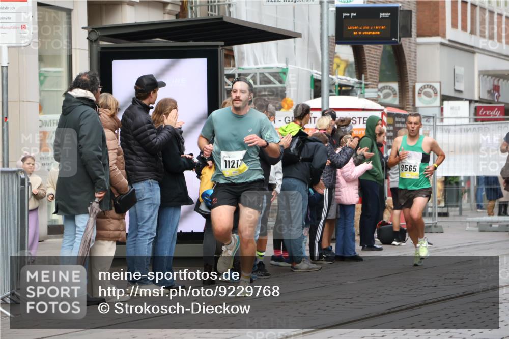05.10.2025 - 20. swb-Marathon Bremen Strokosch-Dieckow http://msf.ph/oto/9229768 05.10.2025 10:37:03 Ziel 9565, 9586, 10358, 10704, 11021, 11213, 9565, 9586, 10358, 10704, 11021, 11213 meine-sportfotos.de