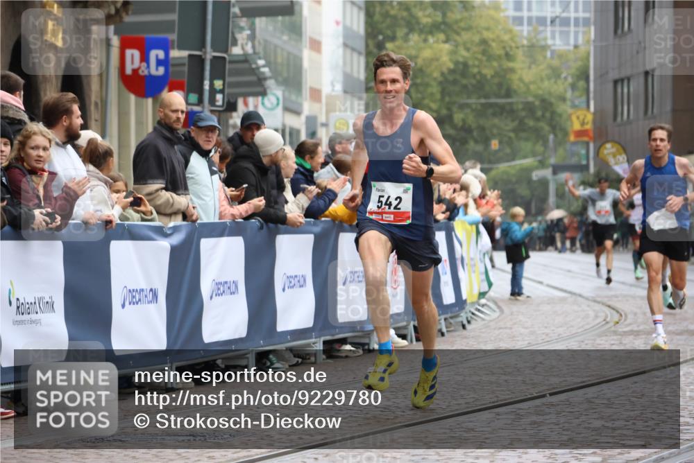 05.10.2025 - 20. swb-Marathon Bremen Strokosch-Dieckow http://msf.ph/oto/9229780 05.10.2025 12:28:41 Ziel 542, 2053, 2159 meine-sportfotos.de