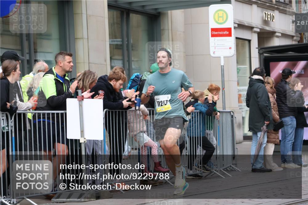 05.10.2025 - 20. swb-Marathon Bremen Strokosch-Dieckow http://msf.ph/oto/9229788 05.10.2025 10:37:05 Ziel 9565, 9586, 10358, 10704, 11021, 11213, 9565, 9586, 10358, 10704, 11021, 11213 meine-sportfotos.de
