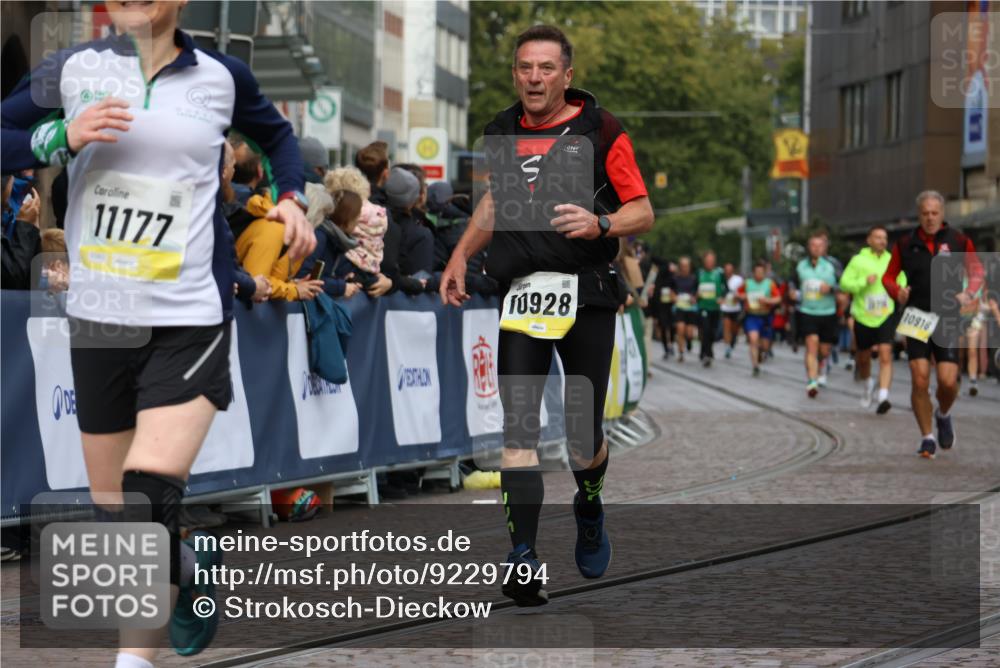 05.10.2025 - 20. swb-Marathon Bremen Strokosch-Dieckow http://msf.ph/oto/9229794 05.10.2025 10:51:26 Ziel 9252, 10321, 10376, 10556, 10928, 11177 meine-sportfotos.de