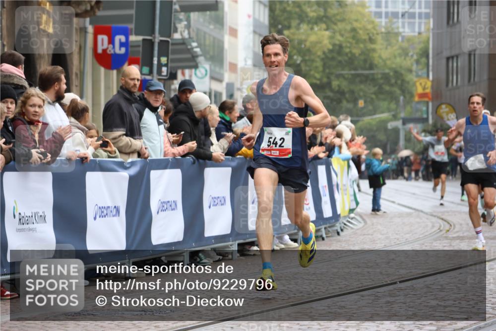 05.10.2025 - 20. swb-Marathon Bremen Strokosch-Dieckow http://msf.ph/oto/9229796 05.10.2025 12:28:41 Ziel 542, 2053, 2159 meine-sportfotos.de
