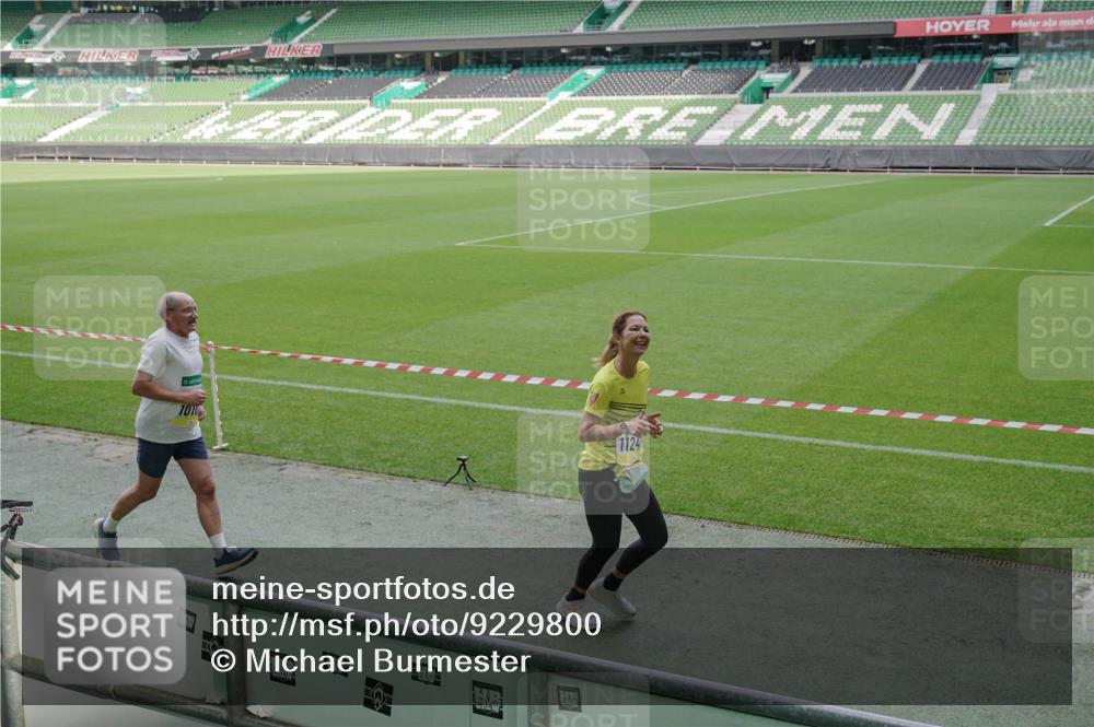05.10.2025 - 20. swb-Marathon Bremen Michael Burmester http://msf.ph/oto/9229800 05.10.2025 10:28:31 Laufen im Stadion 1138, 7414, 9200, 9206, 9207, 9216, 9222, 9223, 9244, 9293, 9298, 9366, 9377, 9397, 9404, 9406, 9413, 9562, 9665, 9706, 9810, 9955, 10047, 10109, 10131, 10177, 10211, 10266, 10268, 10303, 10319, 10350, 10382, 10428, 10509, 10519, 10661, 10667, 10688, 10789, 10850, 10858, 10875, 10931, 10953, 10973, 11104, 11189, 11244, 11248, 11268, 11327, 11330, 11357, 11498, 11513, 11561, 11573, 11579, 11628, 11705, 9397, 9546, 10452, 10637, 10676, 11167 meine-sportfotos.de