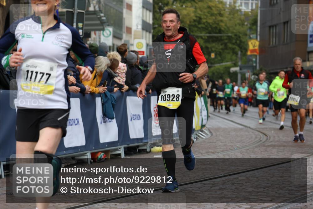 05.10.2025 - 20. swb-Marathon Bremen Strokosch-Dieckow http://msf.ph/oto/9229812 05.10.2025 10:51:26 Ziel 9252, 10321, 10376, 10556, 10928, 11177 meine-sportfotos.de