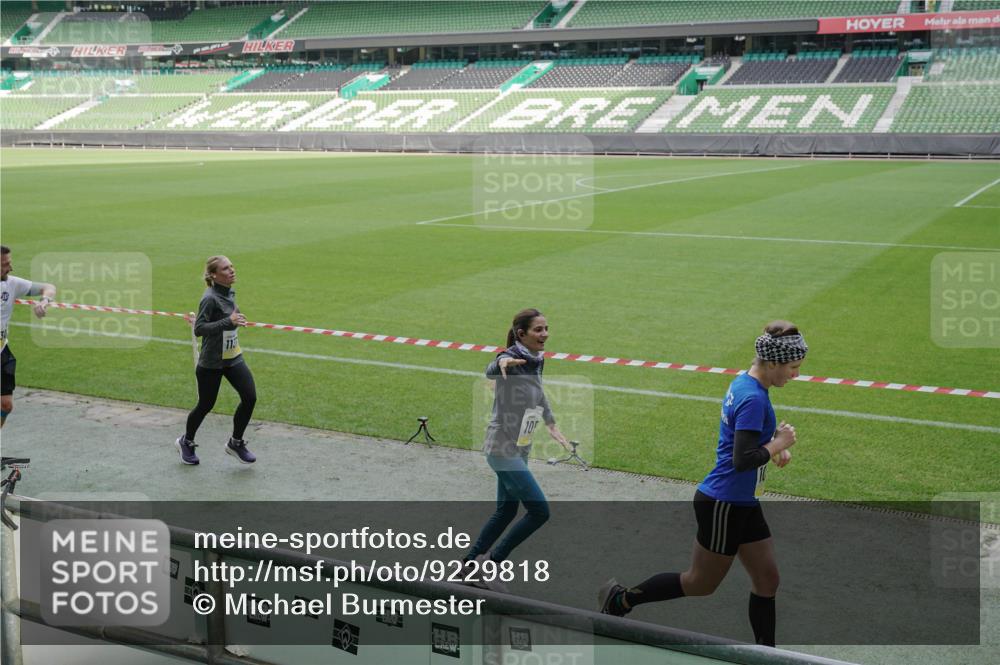 05.10.2025 - 20. swb-Marathon Bremen Michael Burmester http://msf.ph/oto/9229818 05.10.2025 10:28:33 Laufen im Stadion 1138, 7414, 9200, 9206, 9207, 9216, 9222, 9223, 9244, 9293, 9298, 9366, 9377, 9404, 9406, 9413, 9562, 9665, 9706, 9810, 9955, 10047, 10062, 10109, 10131, 10177, 10211, 10266, 10268, 10303, 10319, 10350, 10382, 10428, 10509, 10519, 10661, 10667, 10688, 10789, 10850, 10858, 10875, 10931, 10953, 10973, 11104, 11189, 11244, 11248, 11268, 11327, 11330, 11357, 11498, 11513, 11561, 11573, 11579, 11628, 11705, 9397, 9546, 10452, 10637, 10661, 10676, 11167 meine-sportfotos.de