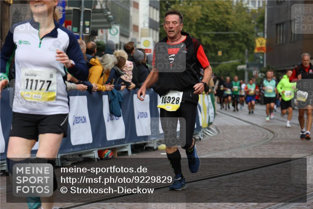 05.10.2025 - 20. swb-Marathon Bremen Strokosch-Dieckow http://msf.ph/oto/9229829 05.10.2025 10:51:27 Ziel 9252, 10321, 10376, 10556, 10928, 11177 meine-sportfotos.de