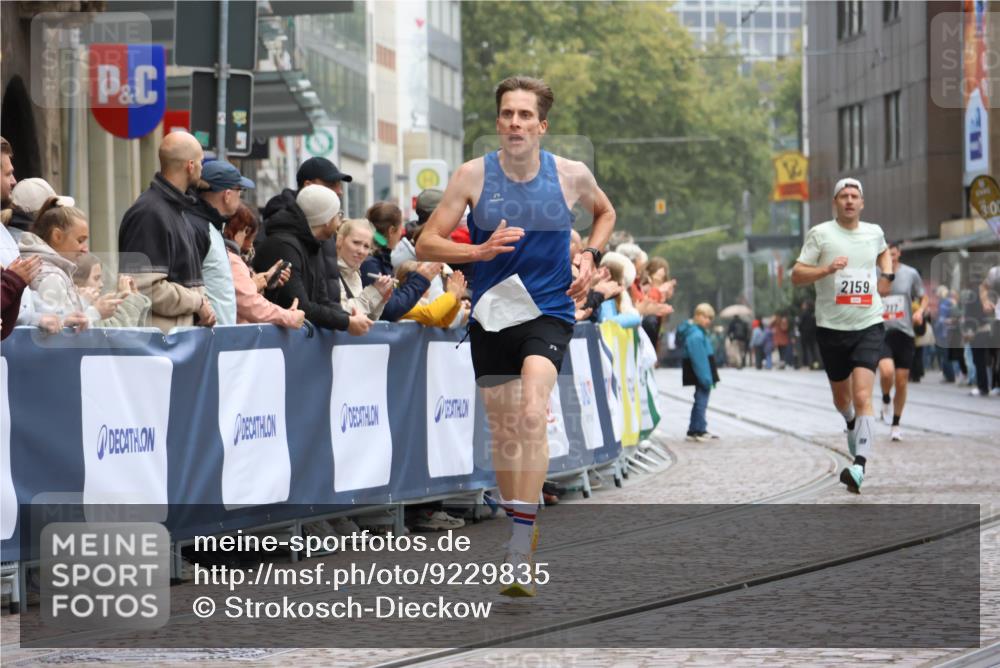 05.10.2025 - 20. swb-Marathon Bremen Strokosch-Dieckow http://msf.ph/oto/9229835 05.10.2025 12:28:44 Ziel 542, 1113, 1948, 2053, 2159, 2292 meine-sportfotos.de