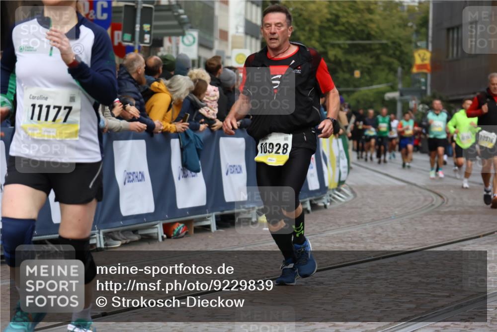 05.10.2025 - 20. swb-Marathon Bremen Strokosch-Dieckow http://msf.ph/oto/9229839 05.10.2025 10:51:27 Ziel 9252, 10321, 10376, 10556, 10928, 11177 meine-sportfotos.de
