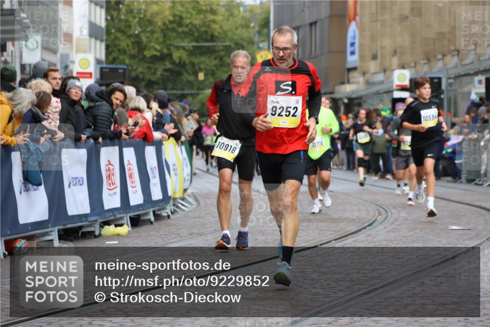 05.10.2025 - 20. swb-Marathon Bremen Strokosch-Dieckow http://msf.ph/oto/9229852 05.10.2025 10:51:31 Ziel 9252, 10584, 10918, 10928, 11484 meine-sportfotos.de