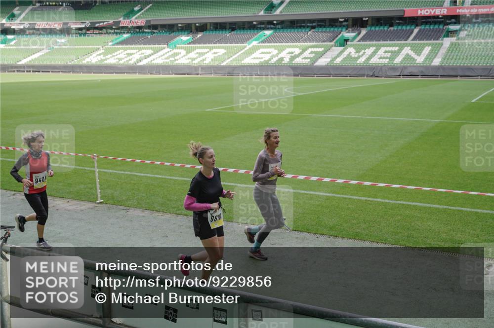 05.10.2025 - 20. swb-Marathon Bremen Michael Burmester http://msf.ph/oto/9229856 05.10.2025 10:28:37 Laufen im Stadion 1138, 7414, 9200, 9206, 9207, 9216, 9222, 9223, 9244, 9293, 9298, 9366, 9377, 9404, 9406, 9413, 9562, 9665, 9706, 9810, 9955, 10047, 10062, 10109, 10131, 10177, 10211, 10266, 10268, 10303, 10319, 10350, 10382, 10428, 10519, 10667, 10688, 10789, 10850, 10875, 10888, 10931, 10953, 10973, 11104, 11244, 11248, 11268, 11292, 11330, 11357, 11498, 11513, 11561, 11573, 11579, 11628, 11637, 11705, 9397, 9546, 10452, 10509, 10637, 10661, 10676, 11167 meine-sportfotos.de