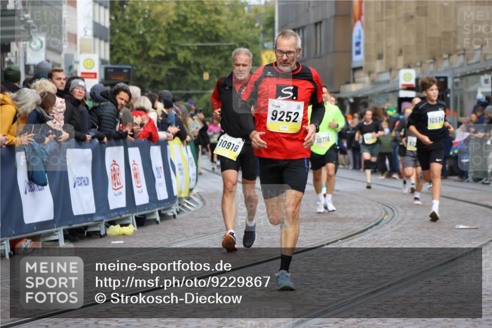 05.10.2025 - 20. swb-Marathon Bremen Strokosch-Dieckow http://msf.ph/oto/9229867 05.10.2025 10:51:31 Ziel 9252, 10584, 10918, 10928, 11484 meine-sportfotos.de