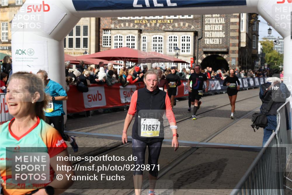 05.10.2025 - 20. swb-Marathon Bremen Yannick Fuchs http://msf.ph/oto/9229871 05.10.2025 10:59:42 Ziel 9609, 9737, 9991, 10209, 10760, 10809, 11251, 11267, 11456, 11657 meine-sportfotos.de