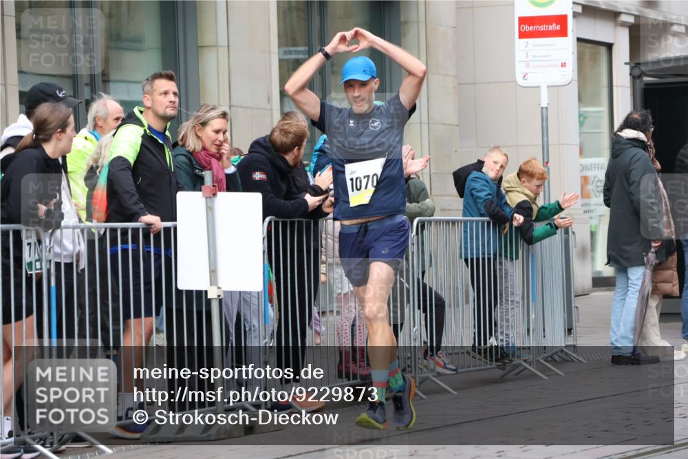 05.10.2025 - 20. swb-Marathon Bremen Strokosch-Dieckow http://msf.ph/oto/9229873 05.10.2025 10:37:09 Ziel 9565, 9586, 10347, 10358, 10704, 11021, 9565, 9586, 10347, 10358, 10704, 11021 meine-sportfotos.de