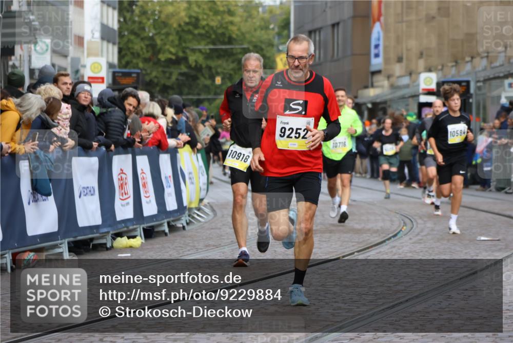05.10.2025 - 20. swb-Marathon Bremen Strokosch-Dieckow http://msf.ph/oto/9229884 05.10.2025 10:51:31 Ziel 9252, 10584, 10918, 10928, 11484 meine-sportfotos.de