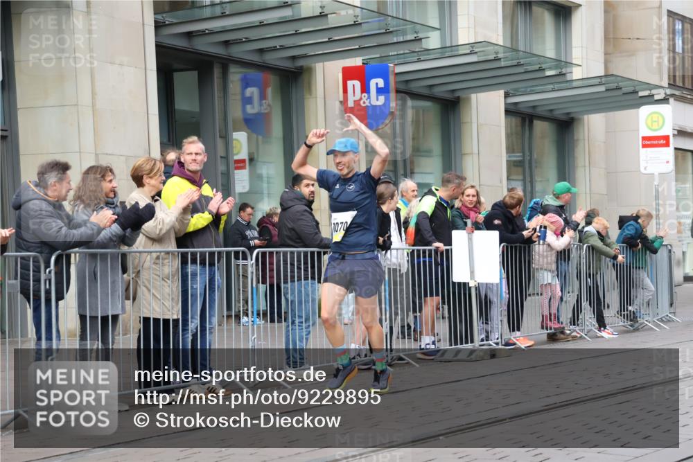 05.10.2025 - 20. swb-Marathon Bremen Strokosch-Dieckow http://msf.ph/oto/9229895 05.10.2025 10:37:10 Ziel 9565, 9586, 10347, 10358, 10704, 11021, 9565, 9586, 10347, 10358, 10704, 11021 meine-sportfotos.de
