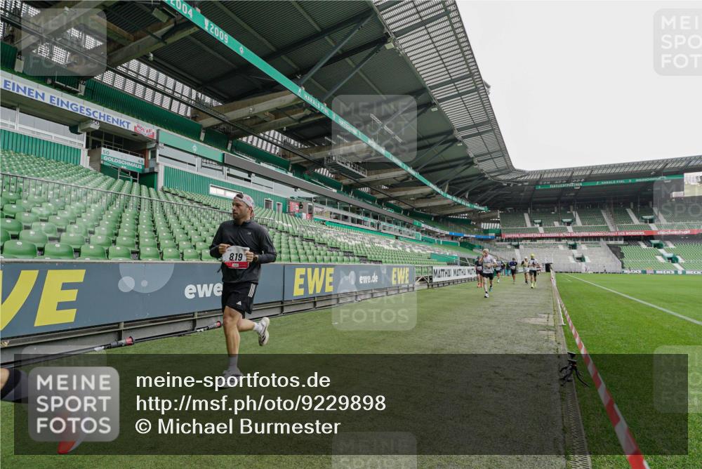 05.10.2025 - 20. swb-Marathon Bremen Michael Burmester http://msf.ph/oto/9229898 05.10.2025 12:44:47 Laufen im Stadion 109, 329, 506, 539, 642, 657, 819, 917, 1631, 2013, 2092, 2188, 2666, 2719, 3150, 3219, 3251, 3327, 3342, 3982, 4358, 4422, 4571, 6302, 6633, 6996, 7099, 7373, 7525, 8169, 8351, 8382, 8828, 9130, 288, 548, 1196, 2249, 5908, 7949, 8030 meine-sportfotos.de