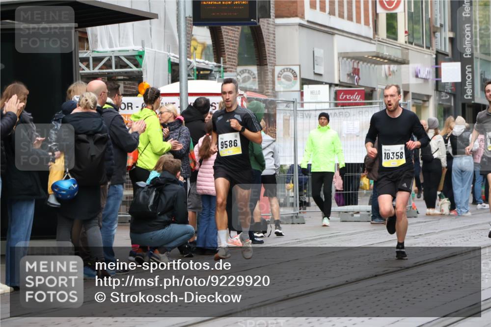 05.10.2025 - 20. swb-Marathon Bremen Strokosch-Dieckow http://msf.ph/oto/9229920 05.10.2025 10:37:12 Ziel 9586, 10347, 10358, 10501, 10704, 11021, 11176, 9586, 10347, 10358, 10501, 10704, 11021, 11176 meine-sportfotos.de