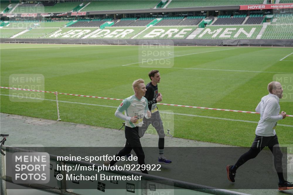 05.10.2025 - 20. swb-Marathon Bremen Michael Burmester http://msf.ph/oto/9229922 05.10.2025 10:28:52 Laufen im Stadion 9200, 9207, 9216, 9218, 9222, 9223, 9293, 9298, 9366, 9377, 9404, 9406, 9478, 9556, 9562, 9626, 9627, 9641, 9665, 9693, 9706, 9810, 9955, 9969, 10047, 10062, 10109, 10131, 10266, 10268, 10303, 10350, 10381, 10428, 10519, 10688, 10789, 10799, 10875, 10888, 10931, 10953, 10973, 11057, 11104, 11119, 11244, 11248, 11292, 11330, 11357, 11498, 11513, 11561, 11573, 11579, 11637, 11705, 1138, 7414, 9200, 9206, 9244, 9413, 10177, 10211, 10319, 10509, 10661 meine-sportfotos.de