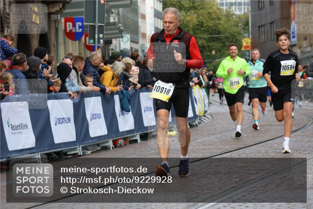 05.10.2025 - 20. swb-Marathon Bremen Strokosch-Dieckow http://msf.ph/oto/9229928 05.10.2025 10:51:35 Ziel 8333, 9252, 9268, 10584, 10716, 10918, 10928, 11484 meine-sportfotos.de