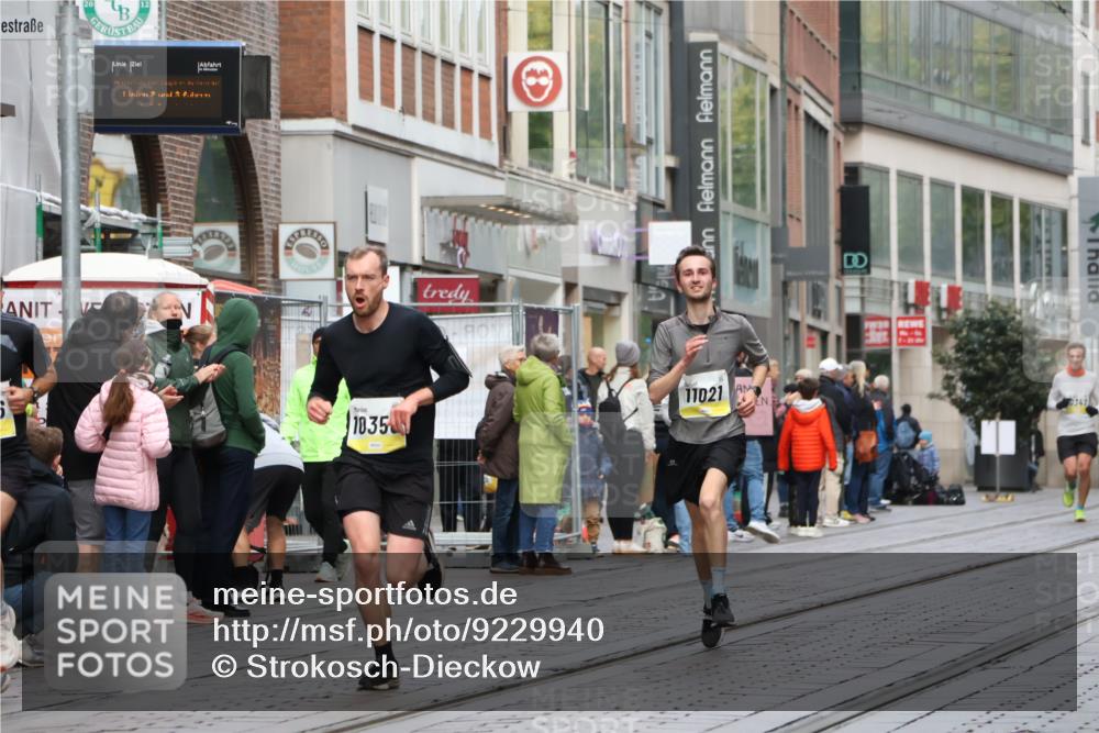 05.10.2025 - 20. swb-Marathon Bremen Strokosch-Dieckow http://msf.ph/oto/9229940 05.10.2025 10:37:13 Ziel 9586, 10347, 10358, 10501, 10704, 11021, 11176, 9586, 10347, 10358, 10501, 10704, 11021, 11176 meine-sportfotos.de