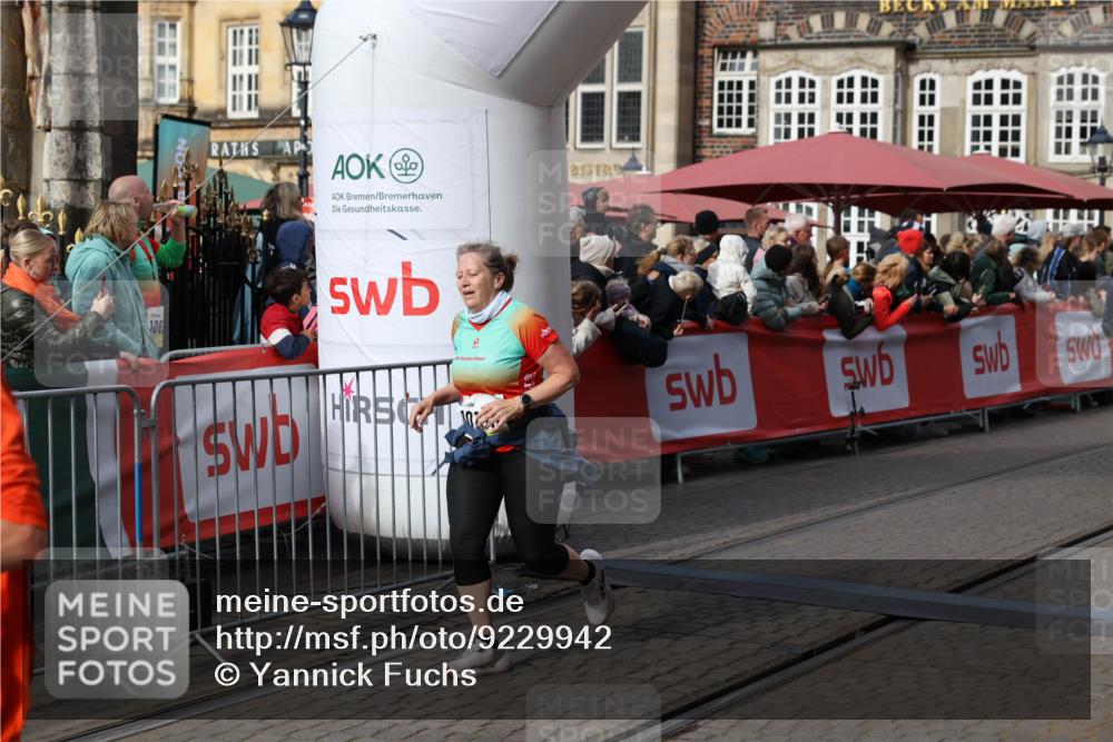 05.10.2025 - 20. swb-Marathon Bremen Yannick Fuchs http://msf.ph/oto/9229942 05.10.2025 11:02:26 Ziel 9748, 10130, 10194, 10821, 10829, 11340, 11386, 11454, 11646 meine-sportfotos.de