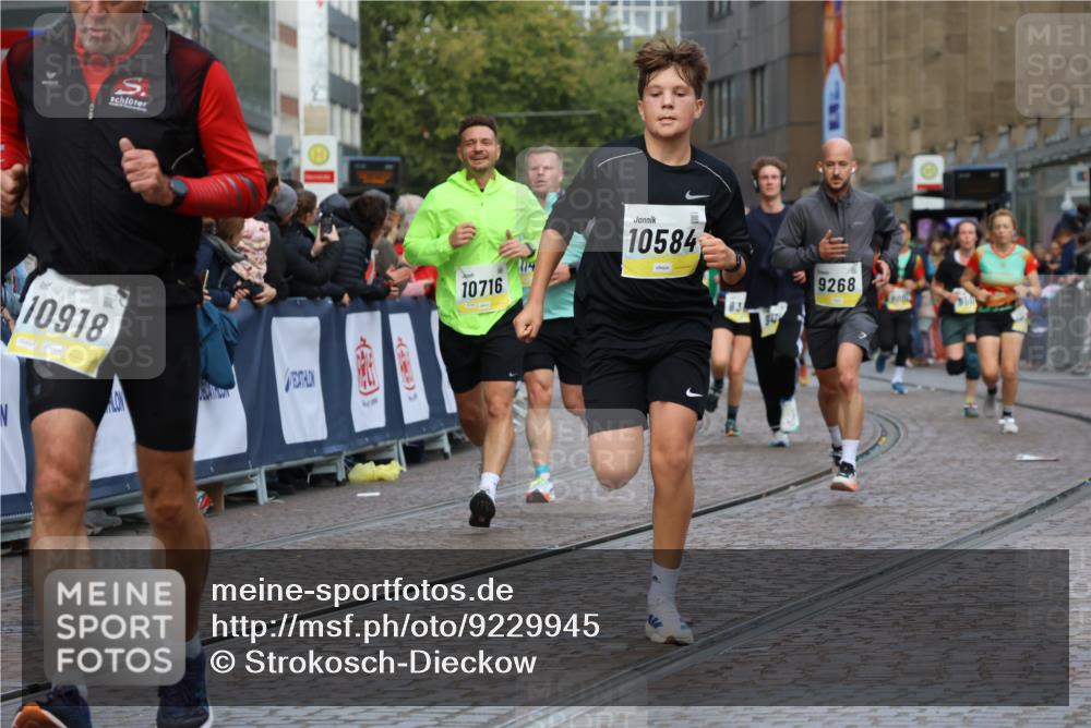 05.10.2025 - 20. swb-Marathon Bremen Strokosch-Dieckow http://msf.ph/oto/9229945 05.10.2025 10:51:36 Ziel 8333, 9252, 9259, 9268, 10584, 10716, 10918, 10928, 11484 meine-sportfotos.de
