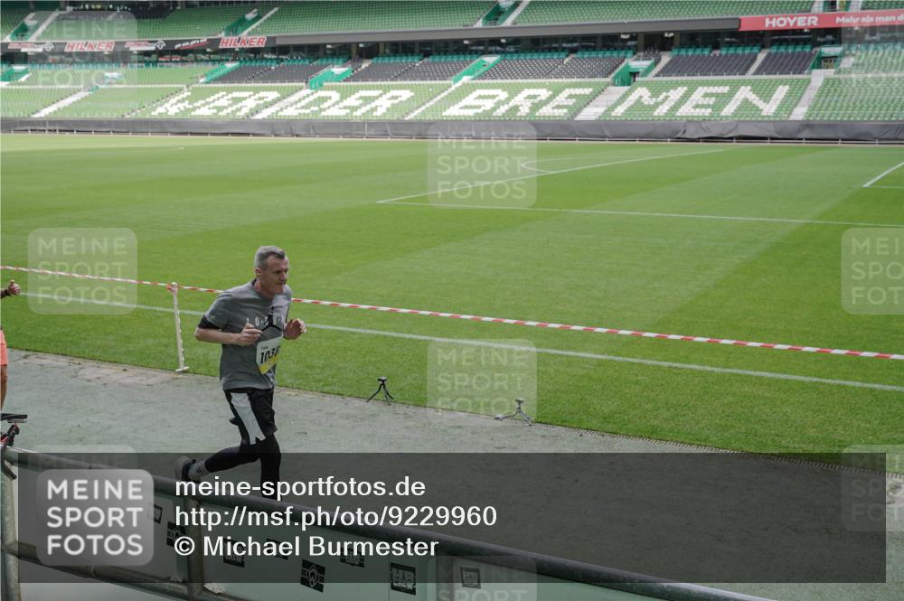 05.10.2025 - 20. swb-Marathon Bremen Michael Burmester http://msf.ph/oto/9229960 05.10.2025 10:28:57 Laufen im Stadion 9216, 9218, 9298, 9366, 9377, 9404, 9406, 9428, 9478, 9556, 9562, 9626, 9627, 9641, 9665, 9693, 9706, 9729, 9810, 9955, 9969, 9986, 10047, 10062, 10089, 10109, 10131, 10266, 10268, 10303, 10350, 10381, 10428, 10519, 10723, 10733, 10789, 10799, 10875, 10888, 10929, 10931, 10953, 10973, 11057, 11104, 11119, 11244, 11248, 11292, 11330, 11357, 11498, 11513, 11561, 11573, 11579, 11637, 1138, 7414, 9200, 9206, 9207, 9222, 9223, 9244, 9293, 9413, 10177, 10211, 10319 meine-sportfotos.de