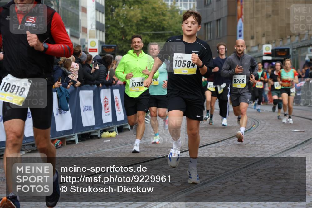05.10.2025 - 20. swb-Marathon Bremen Strokosch-Dieckow http://msf.ph/oto/9229961 05.10.2025 10:51:36 Ziel 8333, 9252, 9259, 9268, 10584, 10716, 10918, 10928, 11484 meine-sportfotos.de