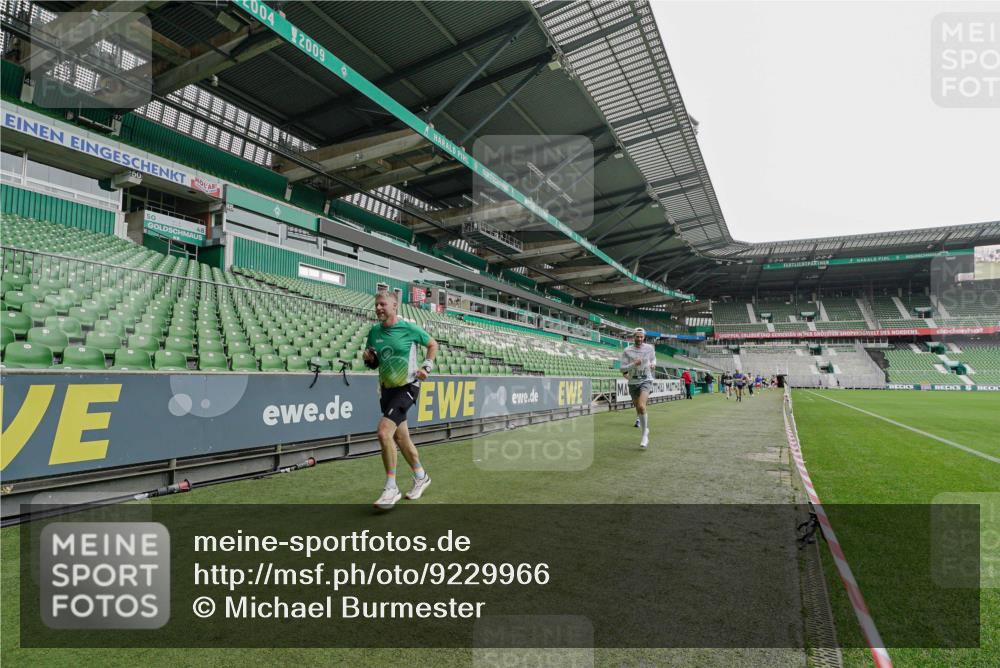 05.10.2025 - 20. swb-Marathon Bremen Michael Burmester http://msf.ph/oto/9229966 05.10.2025 12:45:16 Laufen im Stadion 109, 642, 657, 819, 1055, 1146, 1631, 1790, 1883, 2013, 2188, 2666, 2719, 3197, 3218, 3219, 3251, 3327, 3342, 4358, 4571, 4786, 6150, 6302, 6633, 6996, 7440, 8169, 8351, 8382, 8747, 8828, 9130, 506, 539, 657, 917, 3150, 3219, 3982, 7099, 7525 meine-sportfotos.de