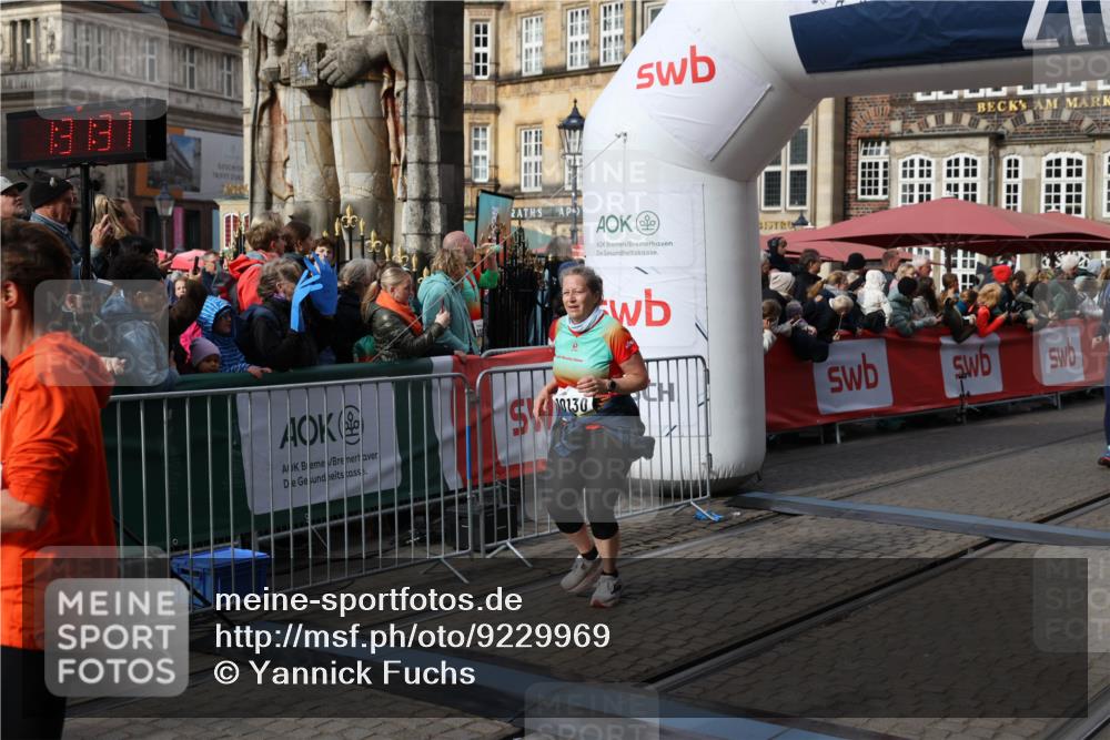 05.10.2025 - 20. swb-Marathon Bremen Yannick Fuchs http://msf.ph/oto/9229969 05.10.2025 11:02:26 Ziel 9748, 10130, 10194, 10821, 10829, 11340, 11386, 11454, 11646 meine-sportfotos.de
