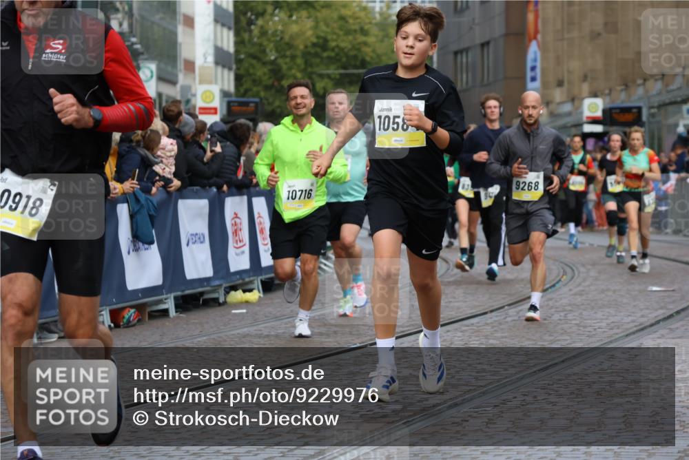 05.10.2025 - 20. swb-Marathon Bremen Strokosch-Dieckow http://msf.ph/oto/9229976 05.10.2025 10:51:36 Ziel 8333, 9252, 9259, 9268, 10584, 10716, 10918, 10928, 11484 meine-sportfotos.de