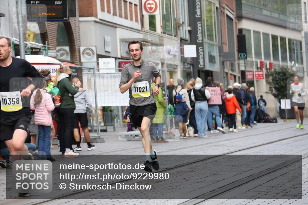 05.10.2025 - 20. swb-Marathon Bremen Strokosch-Dieckow http://msf.ph/oto/9229980 05.10.2025 10:37:14 Ziel 9586, 10347, 10358, 10501, 11021, 11176, 9586, 10347, 10358, 10501, 11021, 11176 meine-sportfotos.de