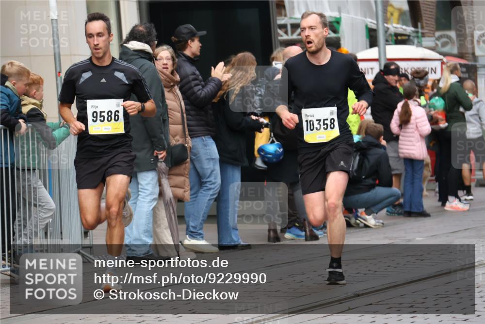05.10.2025 - 20. swb-Marathon Bremen Strokosch-Dieckow http://msf.ph/oto/9229990 05.10.2025 10:37:15 Ziel 9586, 10347, 10358, 10501, 11021, 11176, 9586, 10347, 10358, 10501, 11021, 11176 meine-sportfotos.de